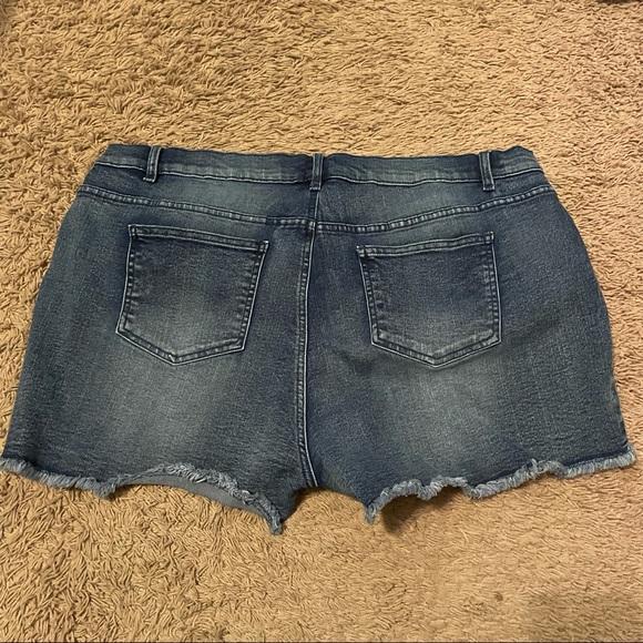 Plus Sized jean shorts - Picture 2 of 3